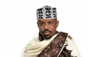 Abwaan Yuusuf Shaacir oo shaqada laga joojiyey kadib eedeymo uu warbaahinta mariyey
