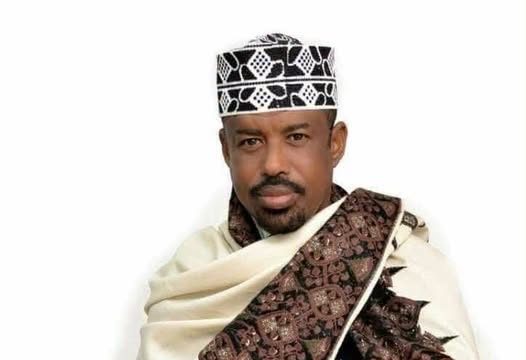 Abwaan Yuusuf Shaacir oo shaqada laga joojiyey kadib eedeymo uu warbaahinta mariyey