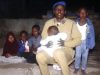 Korneyl Cumar iyo Carruurtiisa oo ku hoyanaya barxaddii gurigooda laga dumiyay
