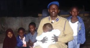 Korneyl Cumar iyo Carruurtiisa oo ku hoyanaya barxaddii gurigooda laga dumiyay