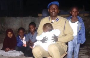 Korneyl Cumar iyo Carruurtiisa oo ku hoyanaya barxaddii gurigooda laga dumiyay