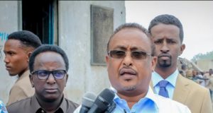 Muungaab iyo Cali Yare Cali oo hadal-heyn ka dhalatay, xilli Muqdisho ay wajahday biyo-fadhiisad