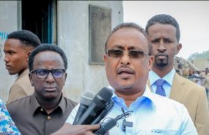 Muungaab iyo Cali Yare Cali oo hadal-heyn ka dhalatay, xilli Muqdisho ay wajahday biyo-fadhiisad