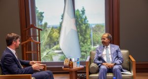 Xasan Sheekh iyo Safiirka Ingiriiska oo ka wada hadlay amniga iyo xaaladda siyaasadeed ee Soomaaliya