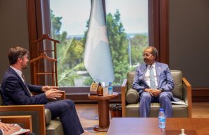 Xasan Sheekh iyo Safiirka Ingiriiska oo ka wada hadlay amniga iyo xaaladda siyaasadeed ee Soomaaliya