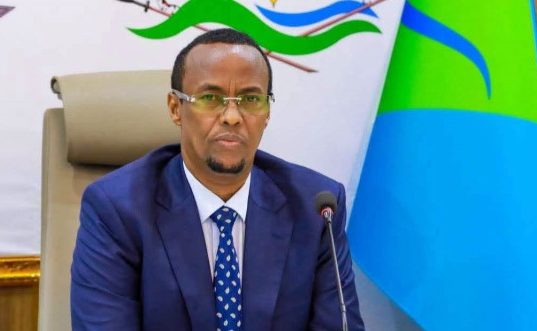 Hirshabeelle oo xilka ka qaaday guddoomiyihii gobolka Hiiraan, una magacowday mid cusub