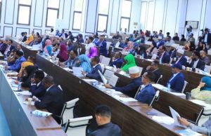 Xildhibaanno ka soo jeeda Puntland iyo Jubbaland oo si adag uga horyimid jadwalka doorashada Soomaaliya